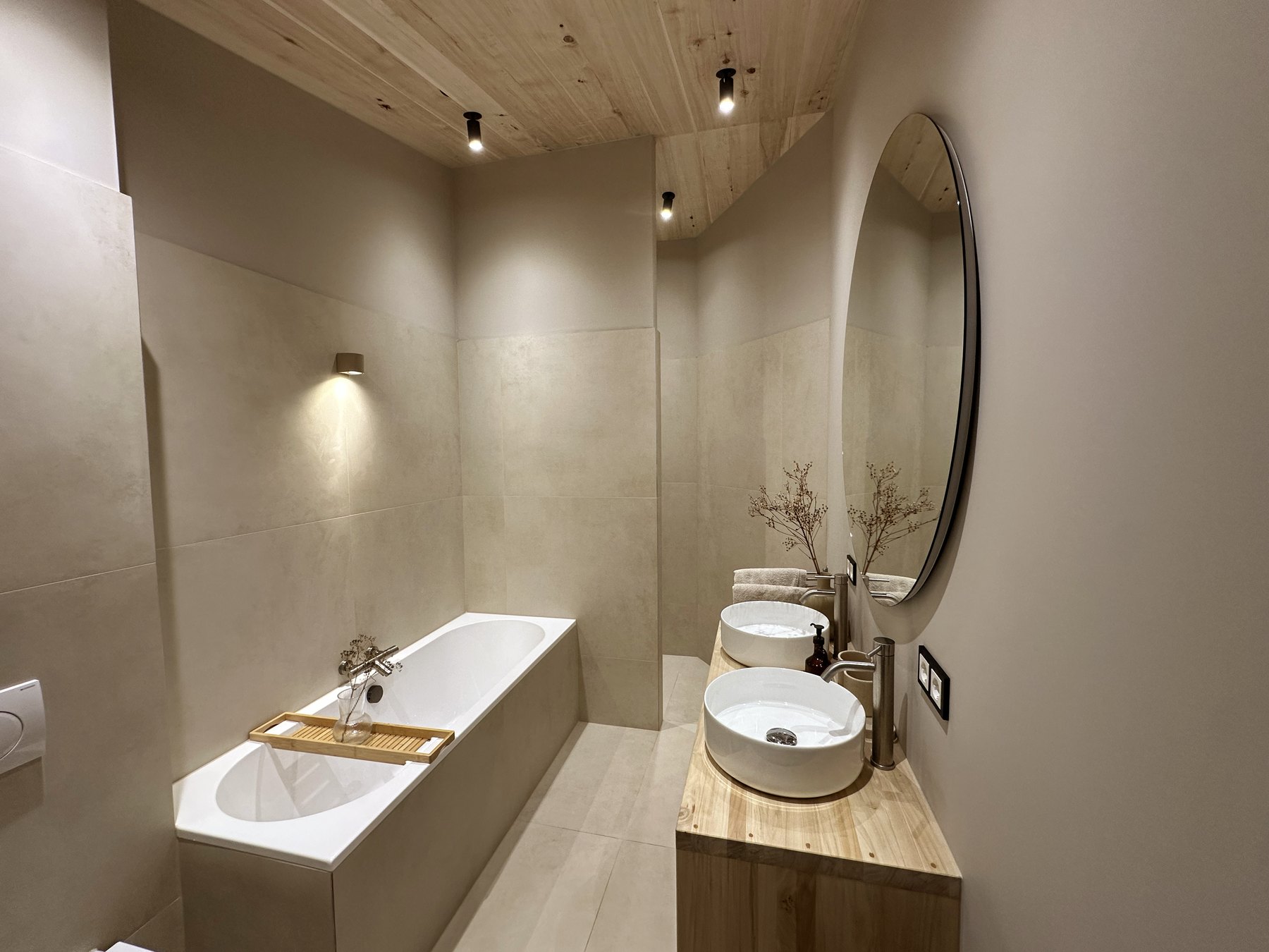 Rustige badkamer met natuurlijke materialen
