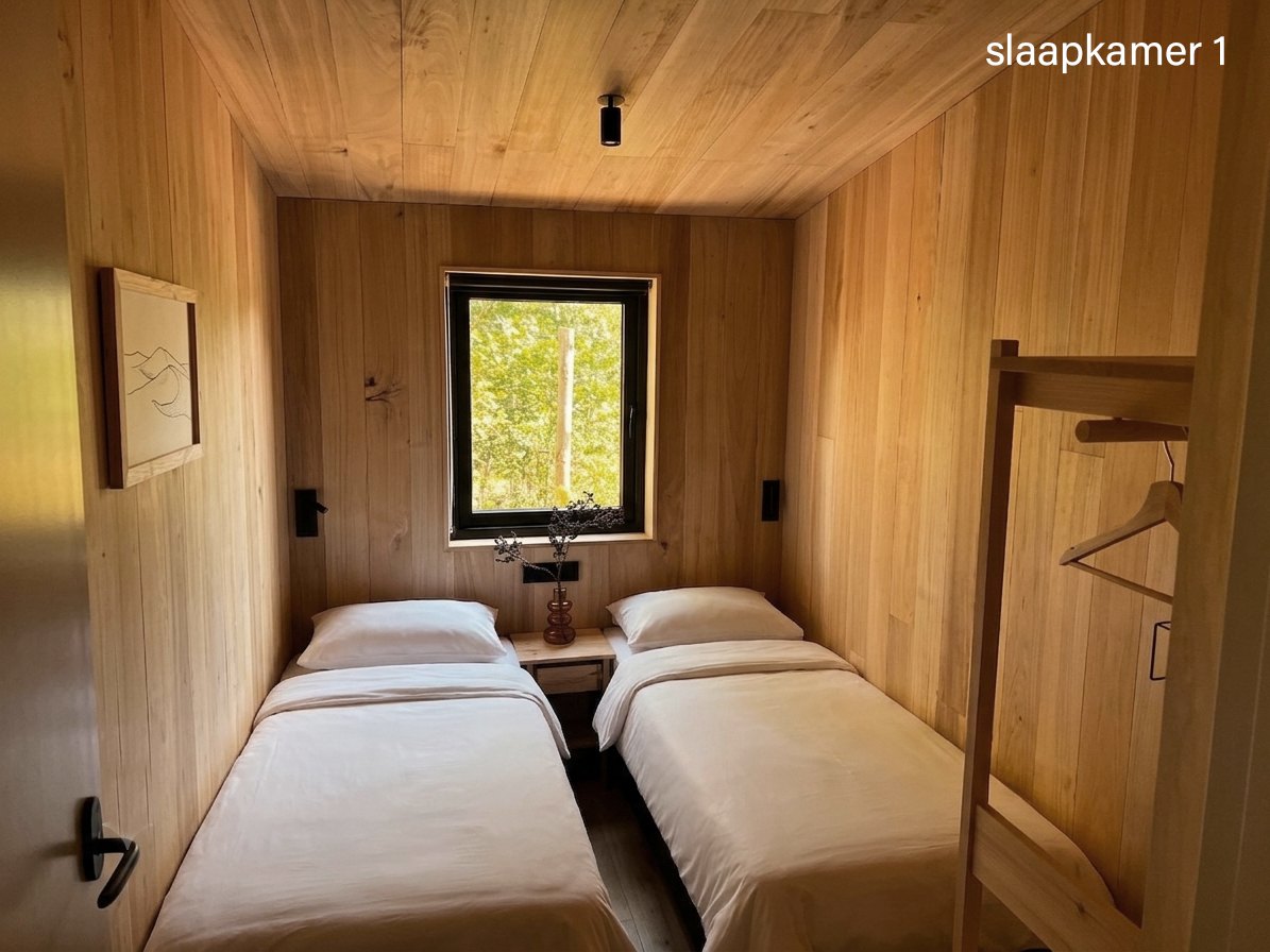 Slaapkamer één met houten wanden