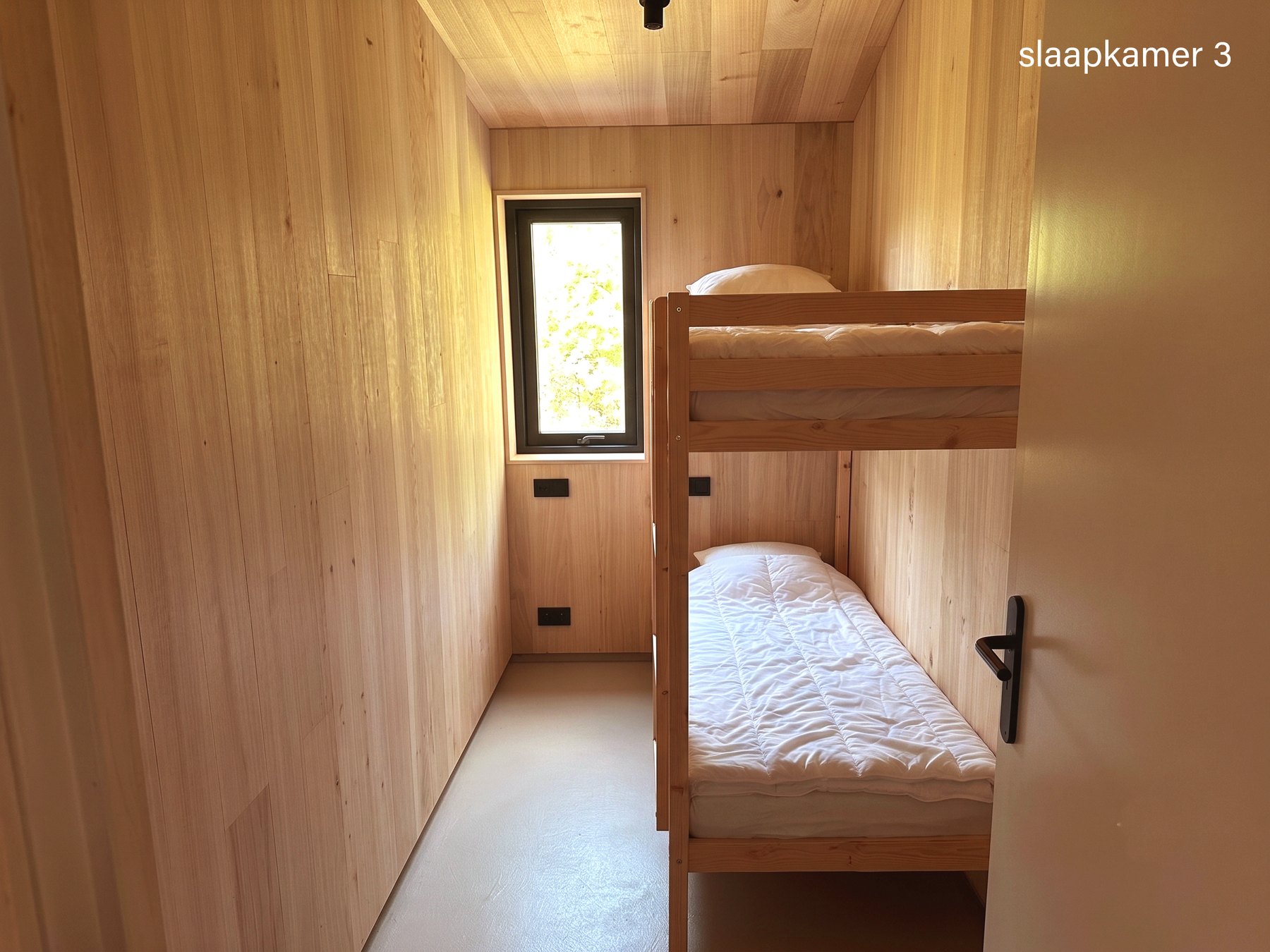 Slaapkamer drie in lichte houttinten