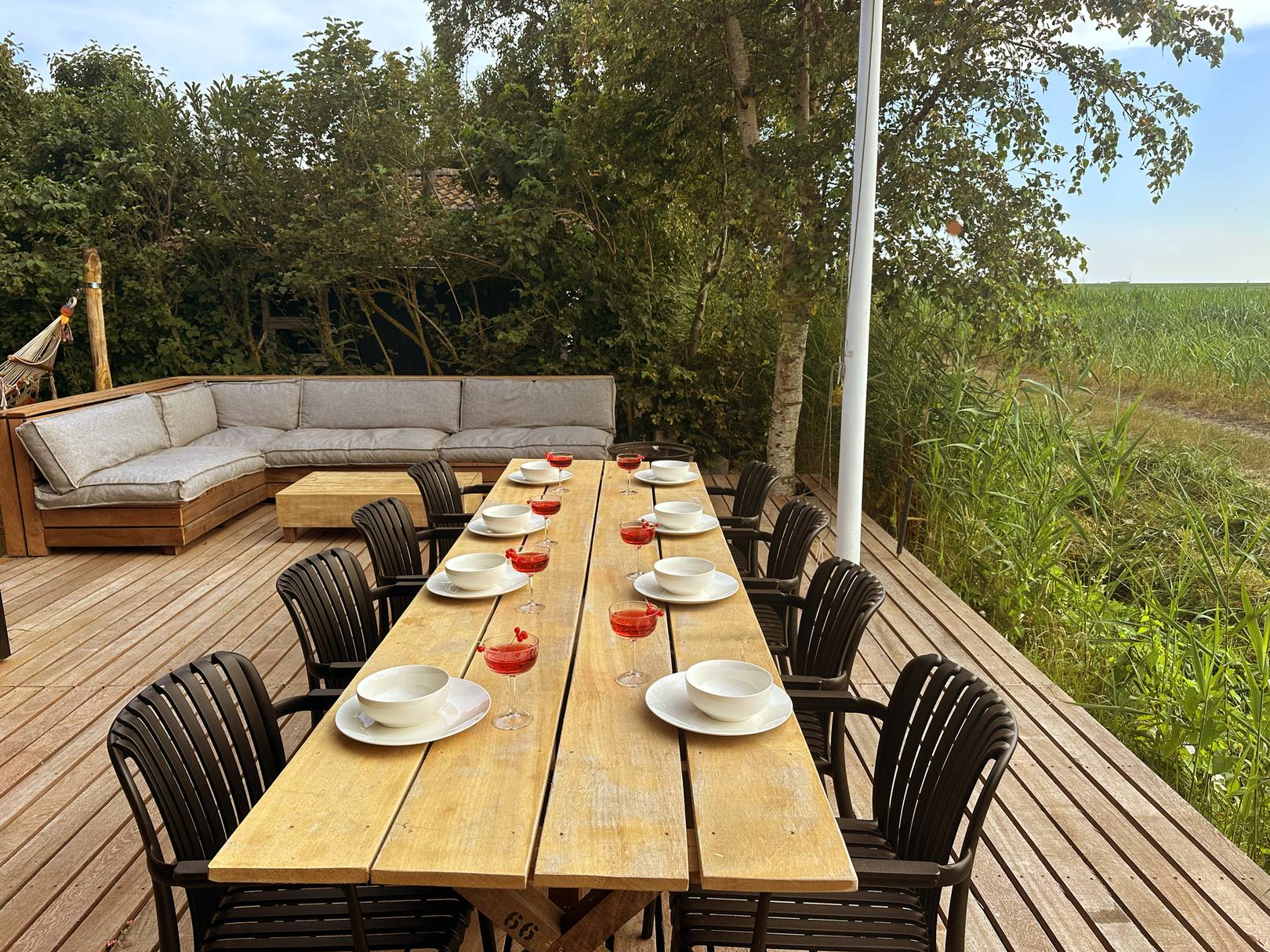 Houten eettafel in de lichte leefruimte