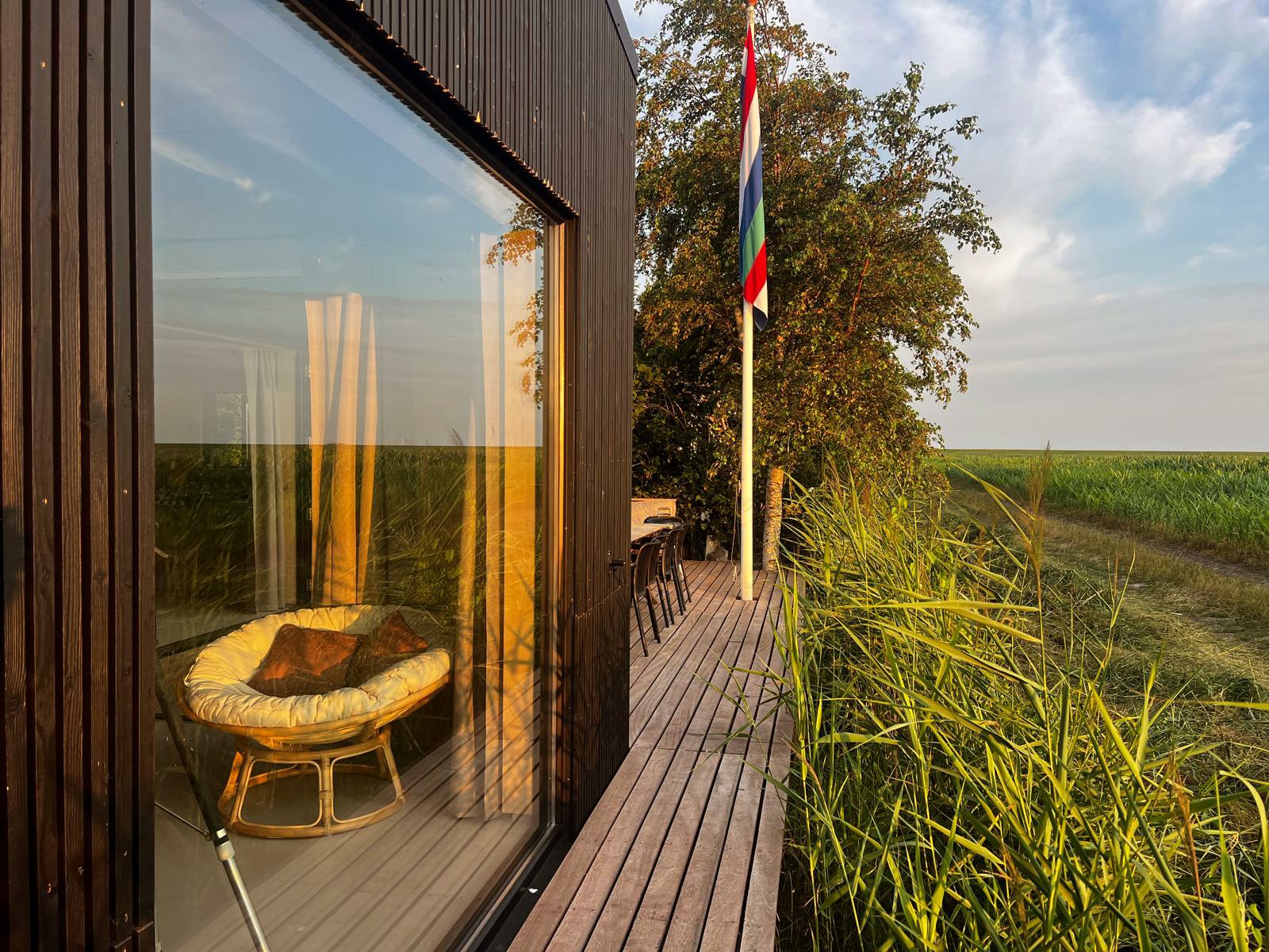 Groot raam in de zwarte houten gevel