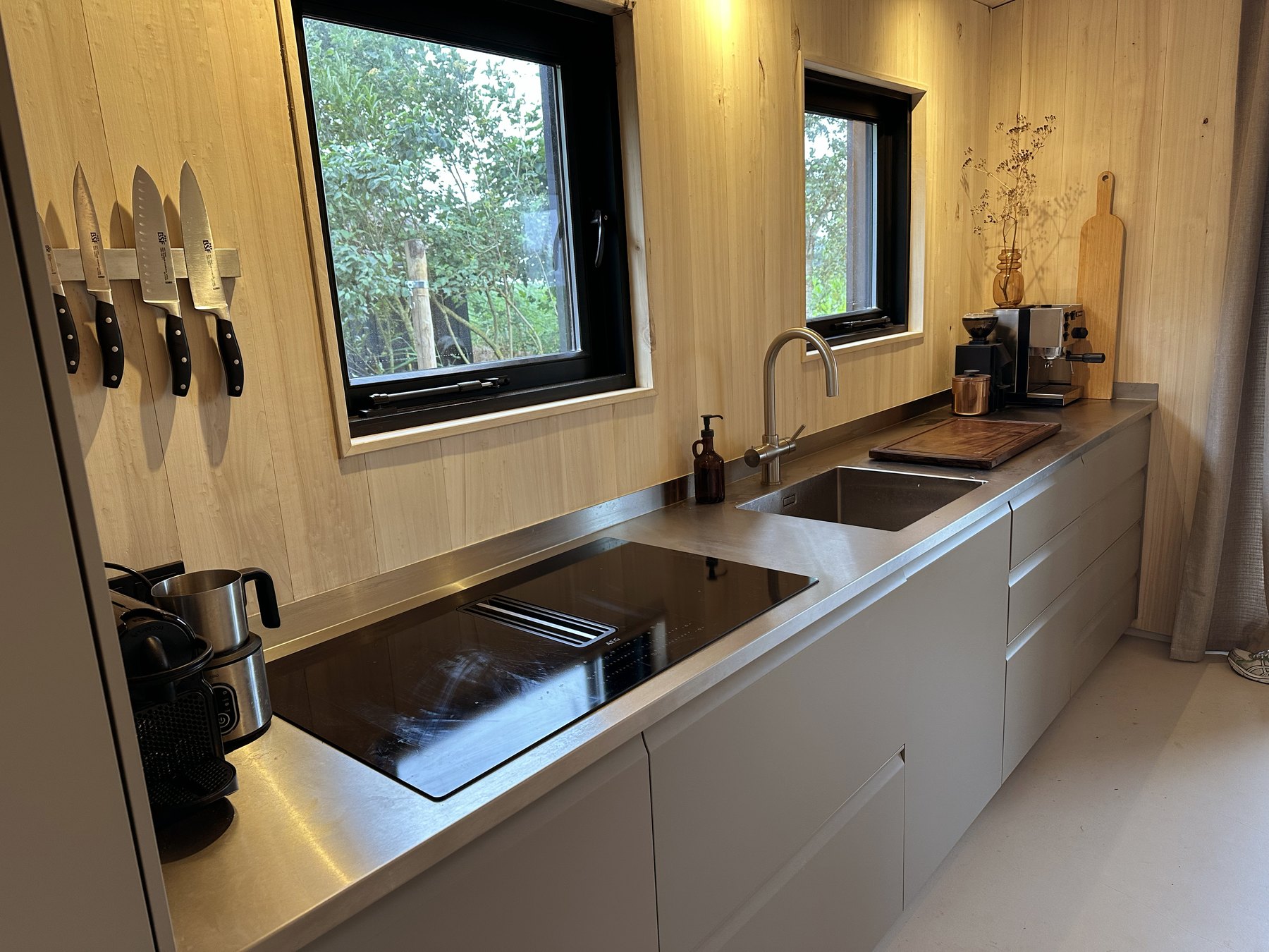 Werkblad en details in de houten keuken
