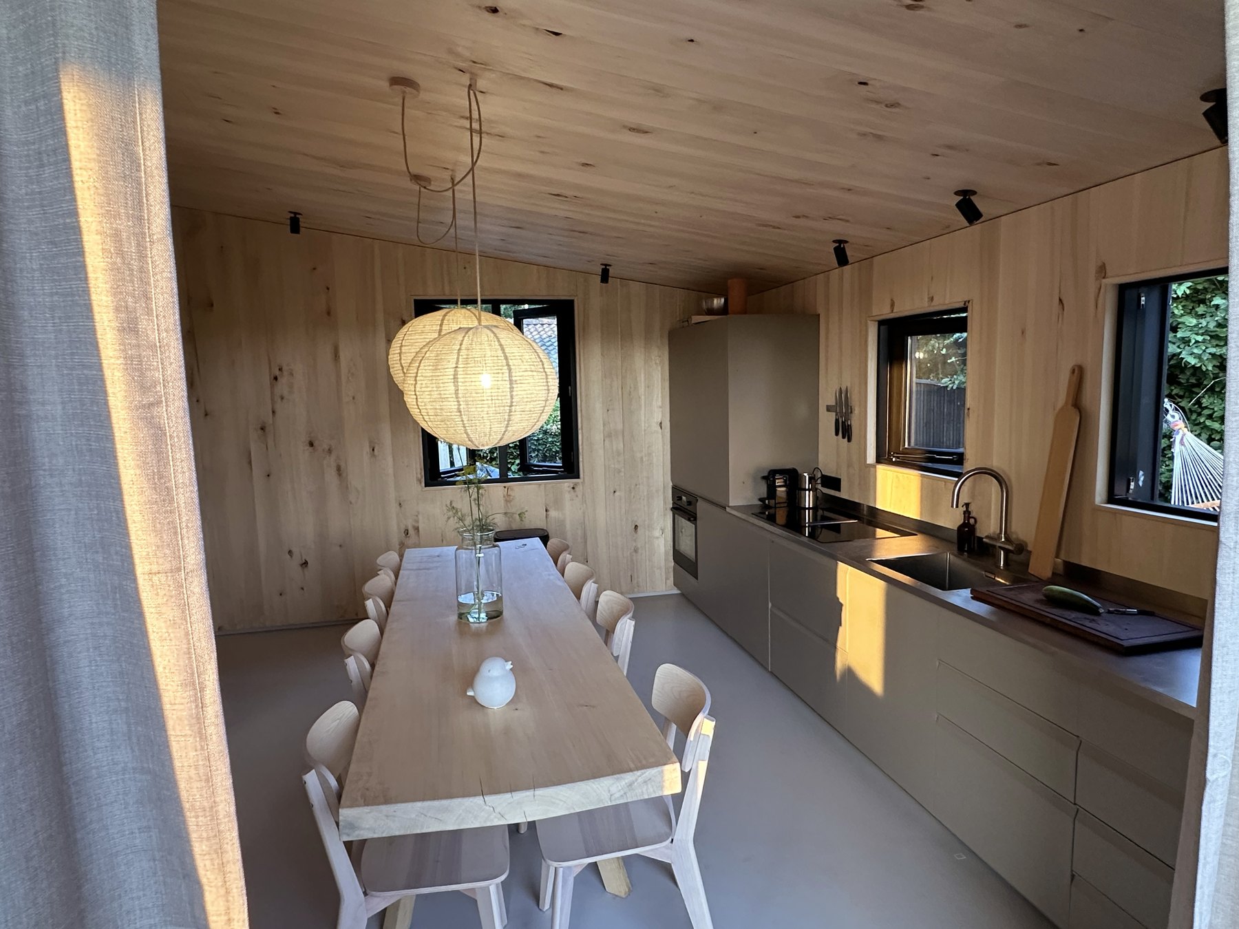 Lichte houten keuken met rustig werkblad