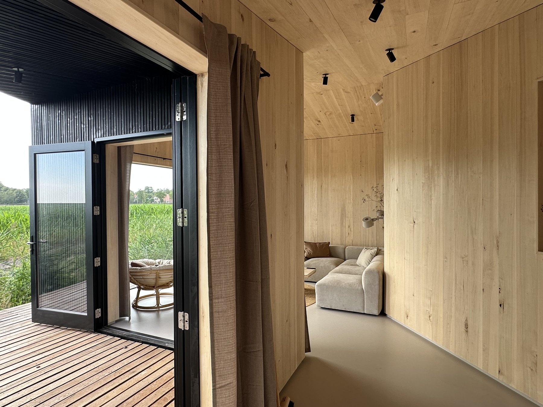 Houten passage naar de lichte woonkamer