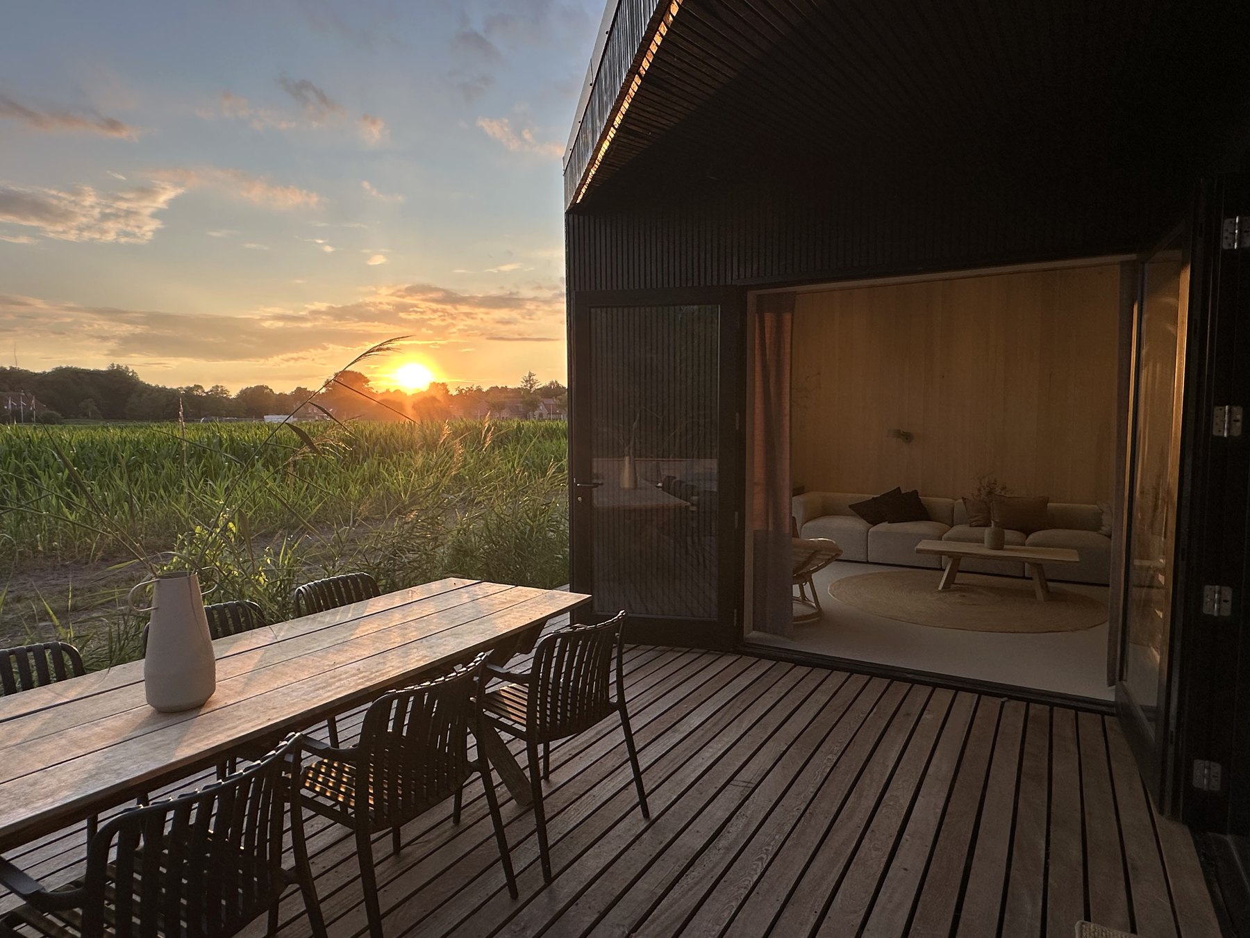 Zonsondergang boven het landschap rond het huis